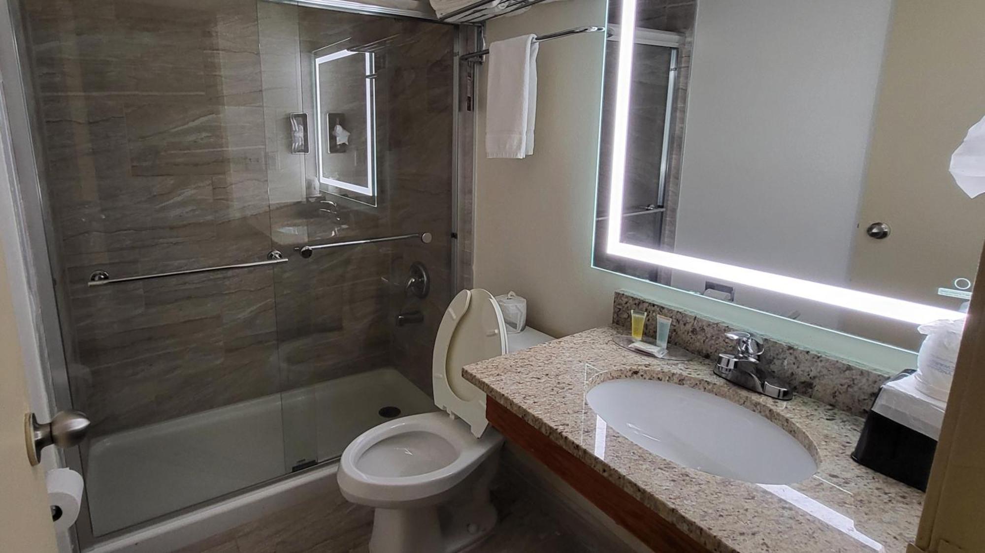 Hotel Super 8 By Wyndham Canton/livonia Area Canton