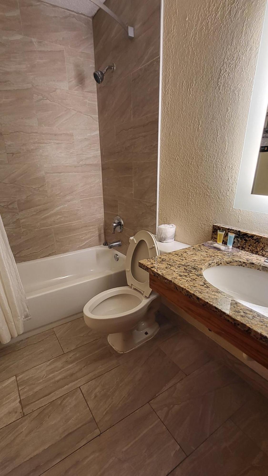 Hotel Super 8 By Wyndham Canton/livonia Area